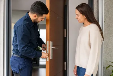 Chaveiro utilizando ferramentas para abrir uma porta em Umuarama.